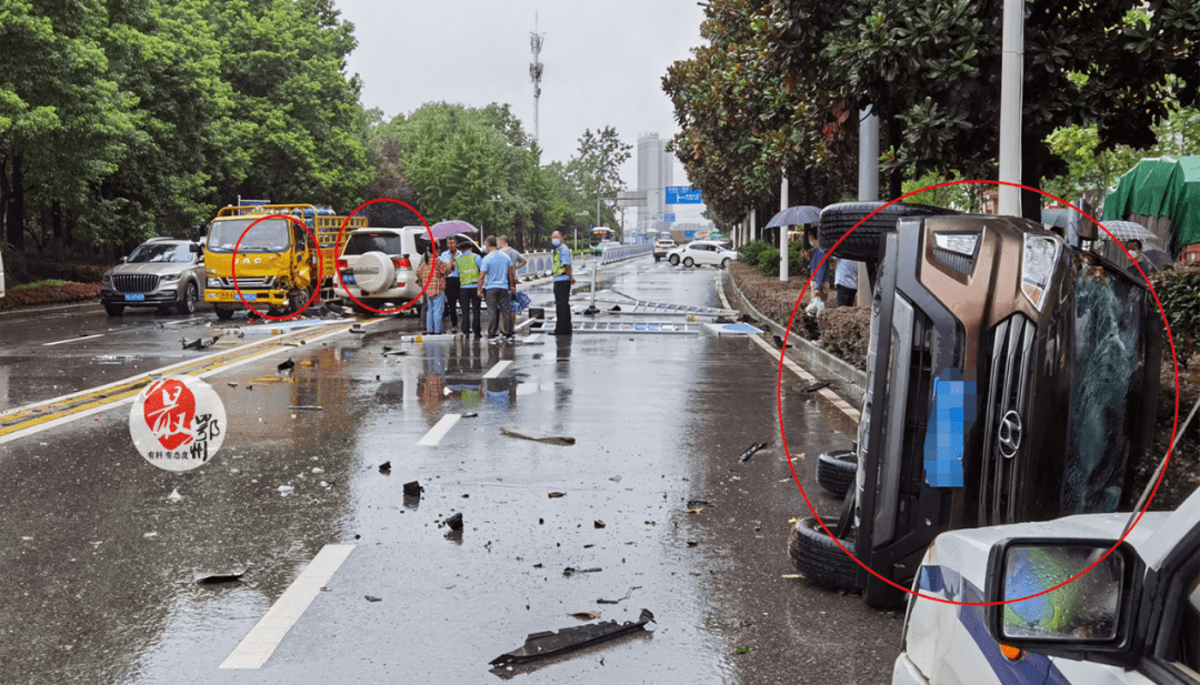 侧翻倒入路边绿化带发生3车相撞的交通事故城区沿江大道裕江花园路段