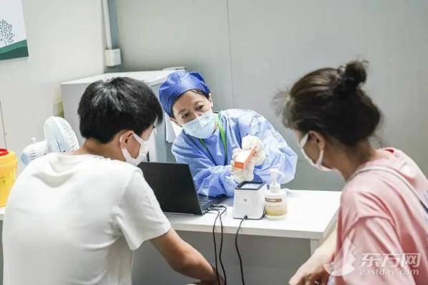 疫苗|直击上海未成年人新冠疫苗接种：儿科医生待命，还有专人“哄娃”