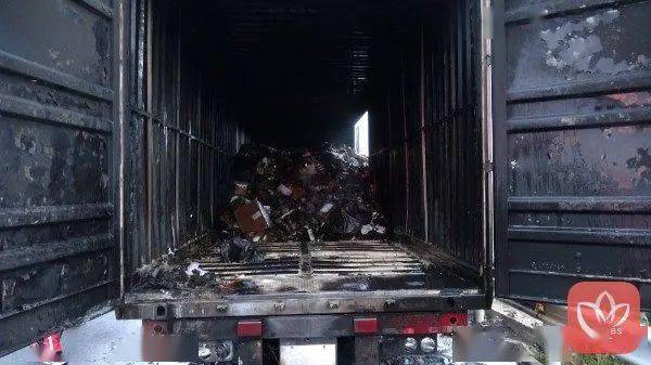 金坛一货车起火一车快递都