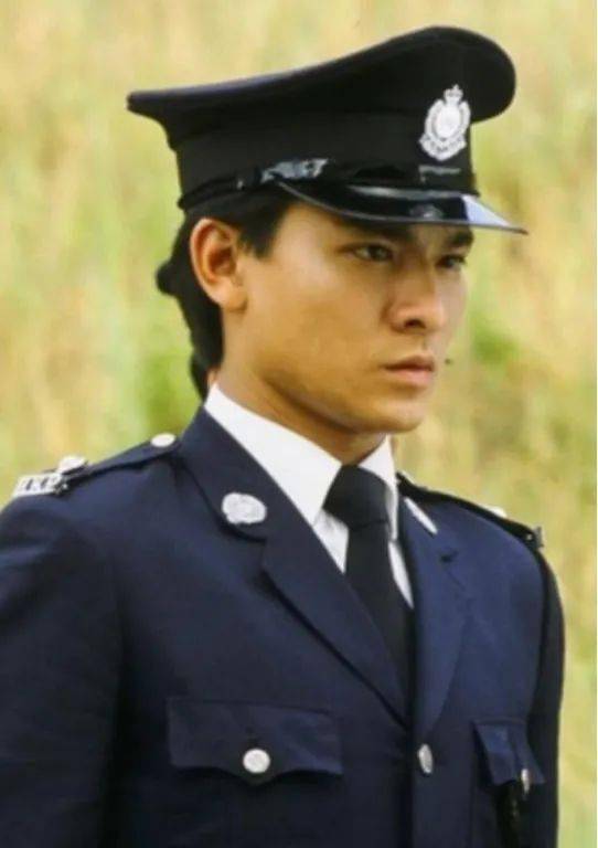 就这样,刘德华拿到了人生第一部电视剧,饰演卧底警察江大伟.