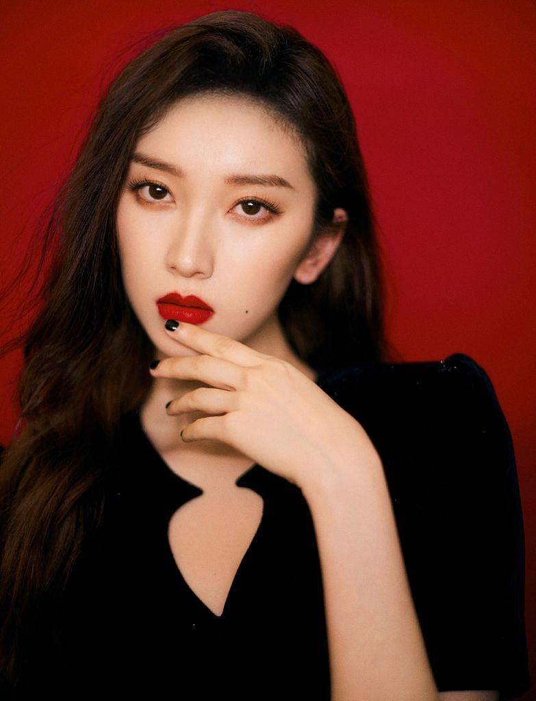 刘令姿七夕红玫瑰大片性感美艳 红与黑碰撞眼神故事感满满