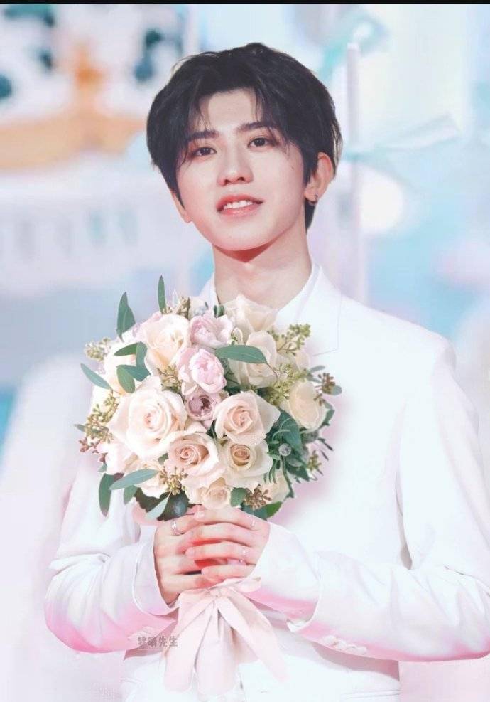 蔡徐坤捧花合集分享今晚的做梦素材已收集完毕