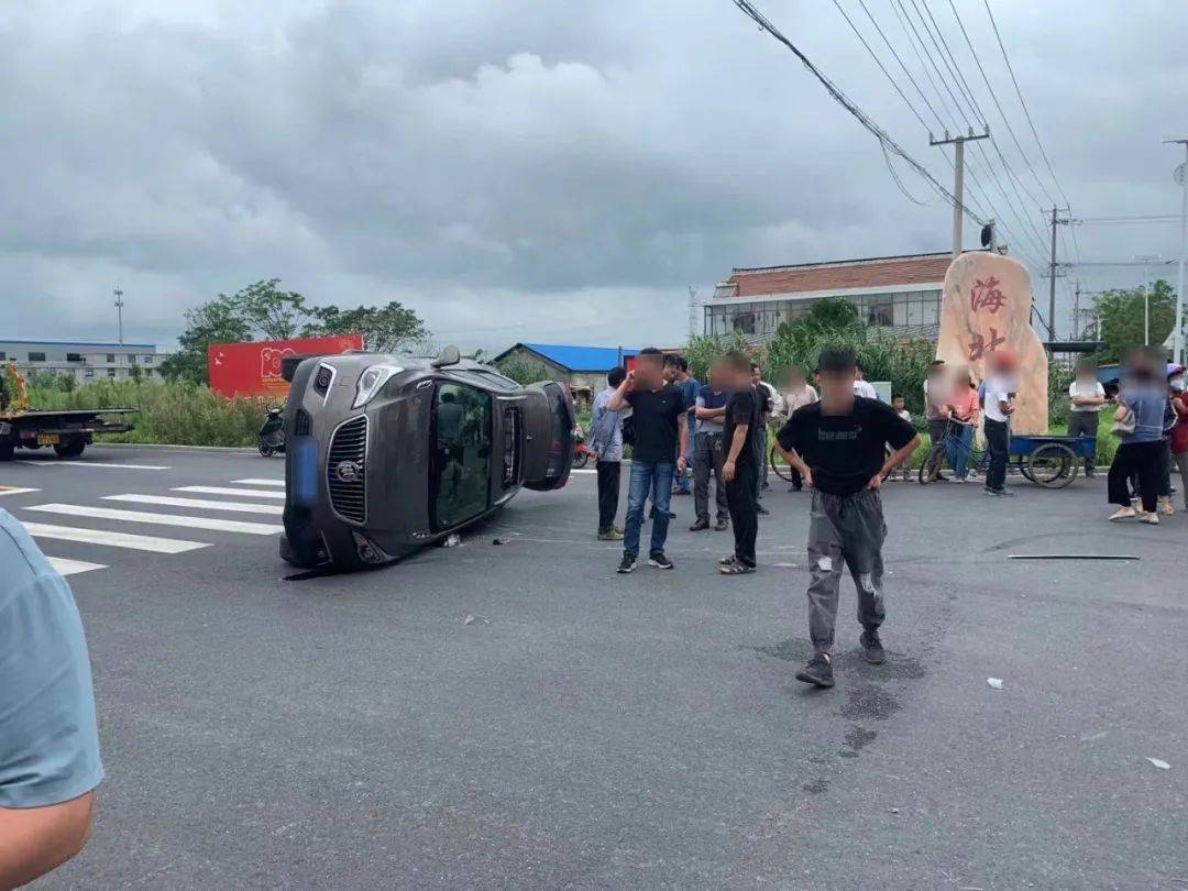 昨天下午,海安海北某路口发生一起交通事故!
