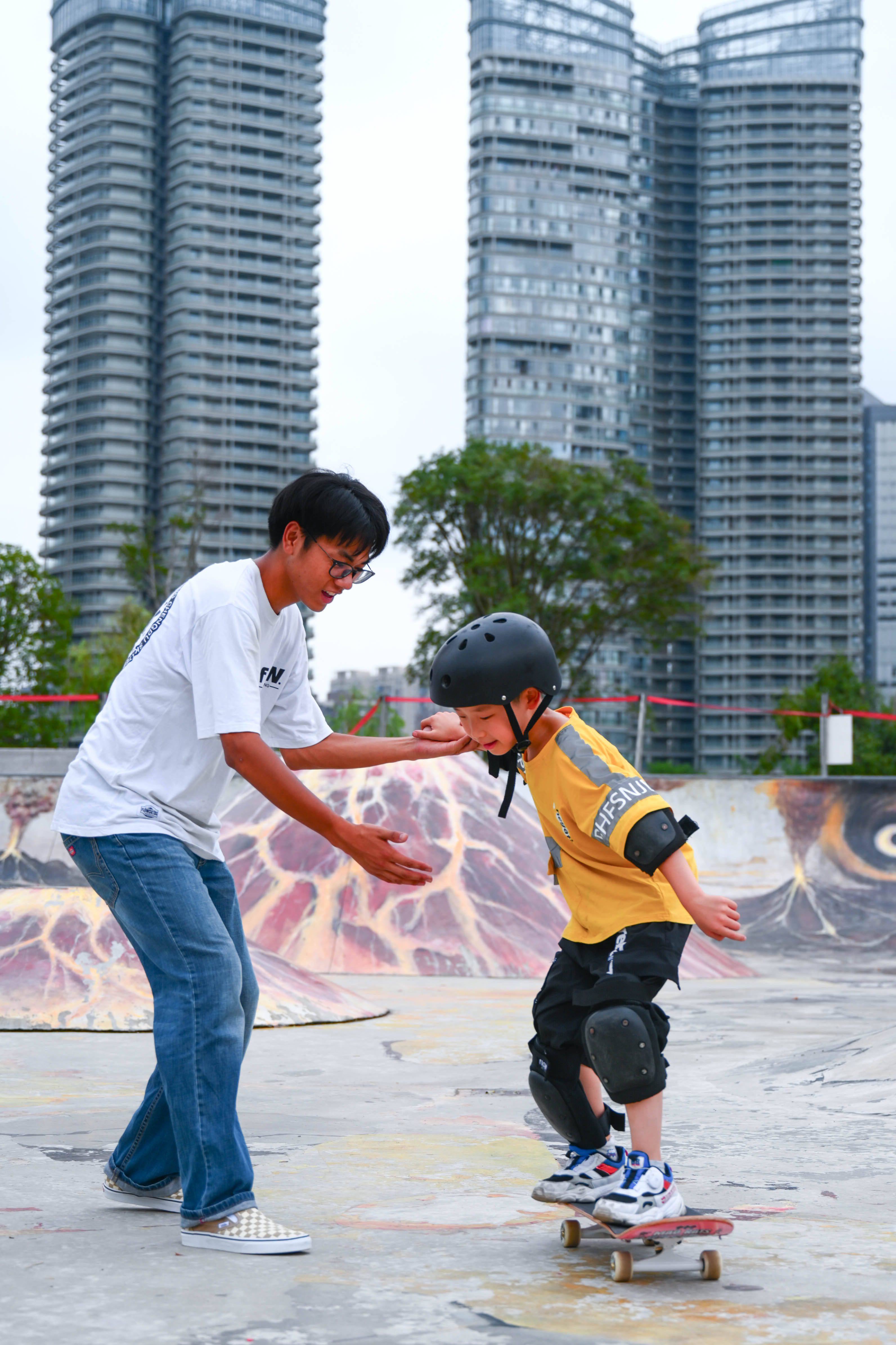 8月16日,一名小朋友在成都江滩公园内玩滑板车