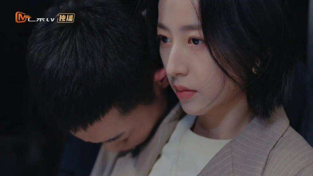 职业|周雨彤的盐系职场穿搭，一件千元都没有？