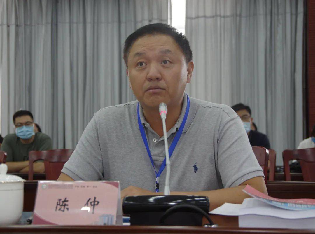 陈仲组长代表专家组反馈评审意见刘平华院长作表态发言刘平华院长就