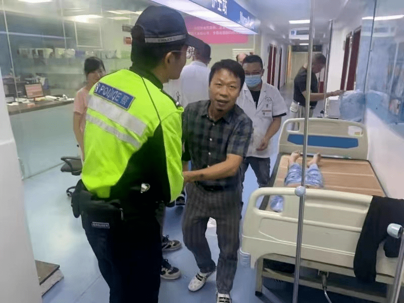 毒蛇咬伤幼童，交警与死神赛跑!_赣州市