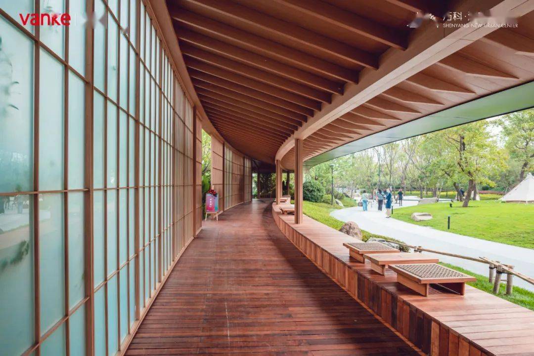 趣味居紧邻枫林水苑,整体采用经典日式格栅与连廊,形成空间透景与漏景