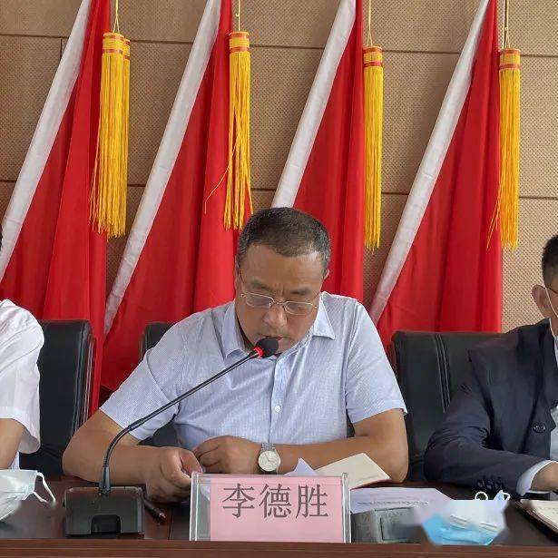镇组织委员李德胜宣读了《关于向嘎查村选派驻村第一书记和工作队的通知