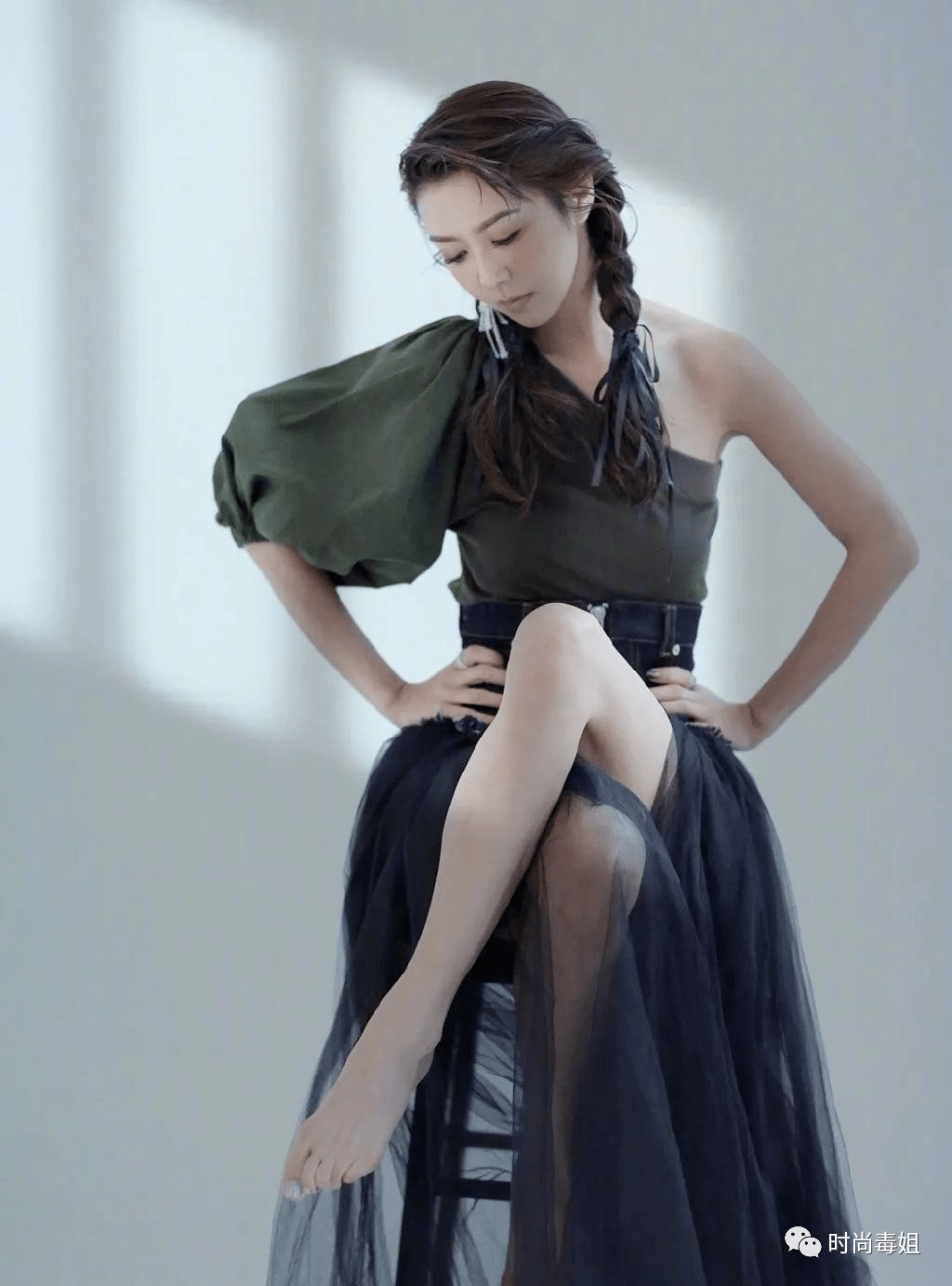 39岁薛凯琪最新造型很亮眼双马尾辫扎得很有大姑娘范身材超棒