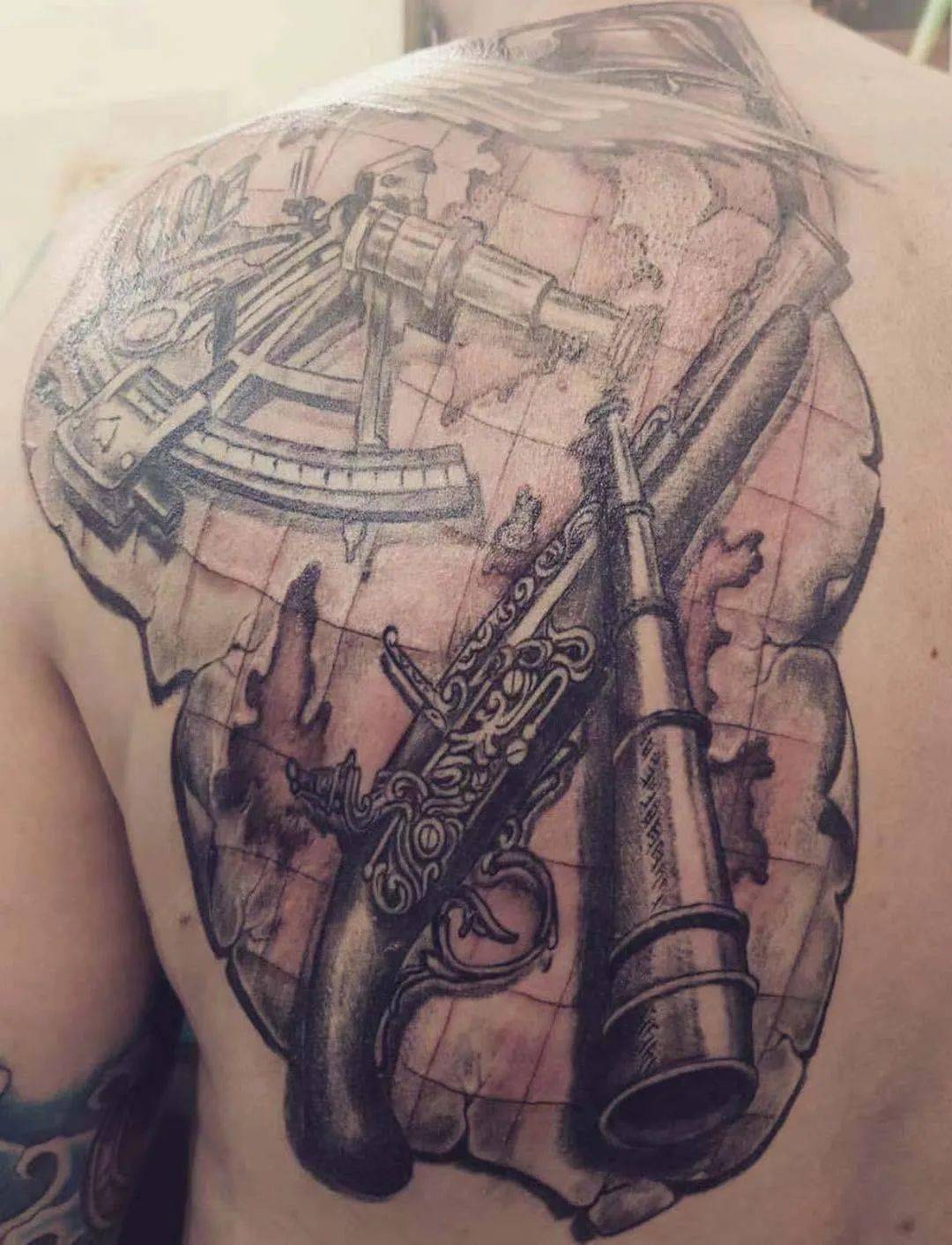 我有一双千里眼纹身