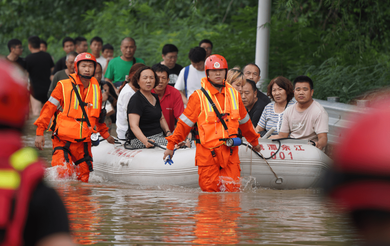 郑州暴雨救灾图片图片