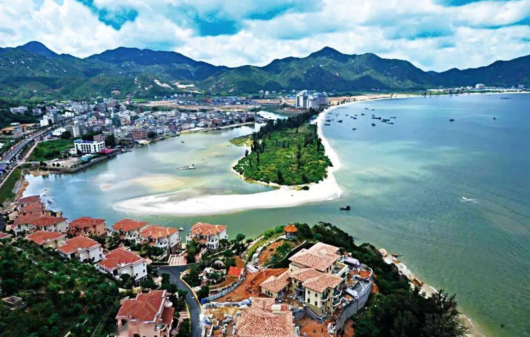 巽寮渔港旅游资源丰厚,紧邻国家级4a景区巽寮滨海旅游度假区,水清沙白