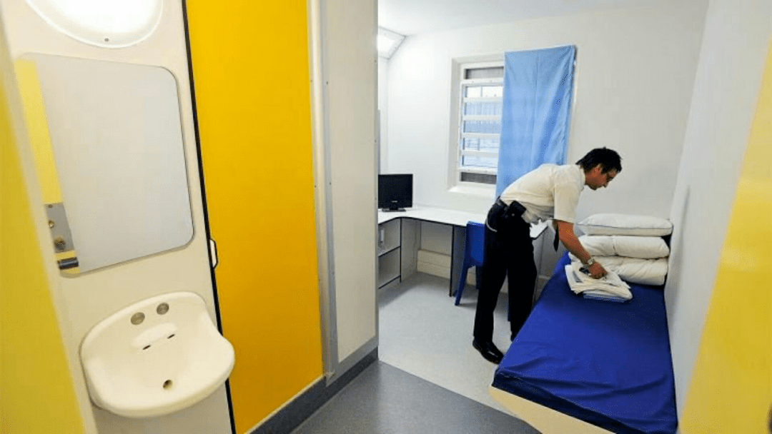 七星级监狱奢华似天堂囚犯白吃白住还能拿工资网友看完气到吐血