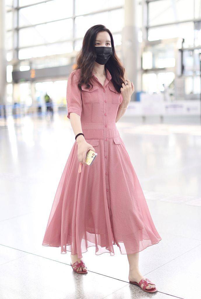 廓形|张萌穿粉色衬衫连衣裙 甜美温柔