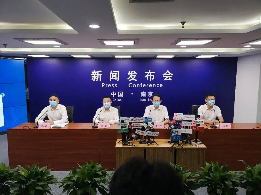 南京市卫健委副主任丁小平通报  疫情,病例救治等情况.