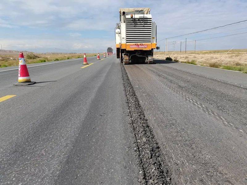 高台公路段及时处治路面病害