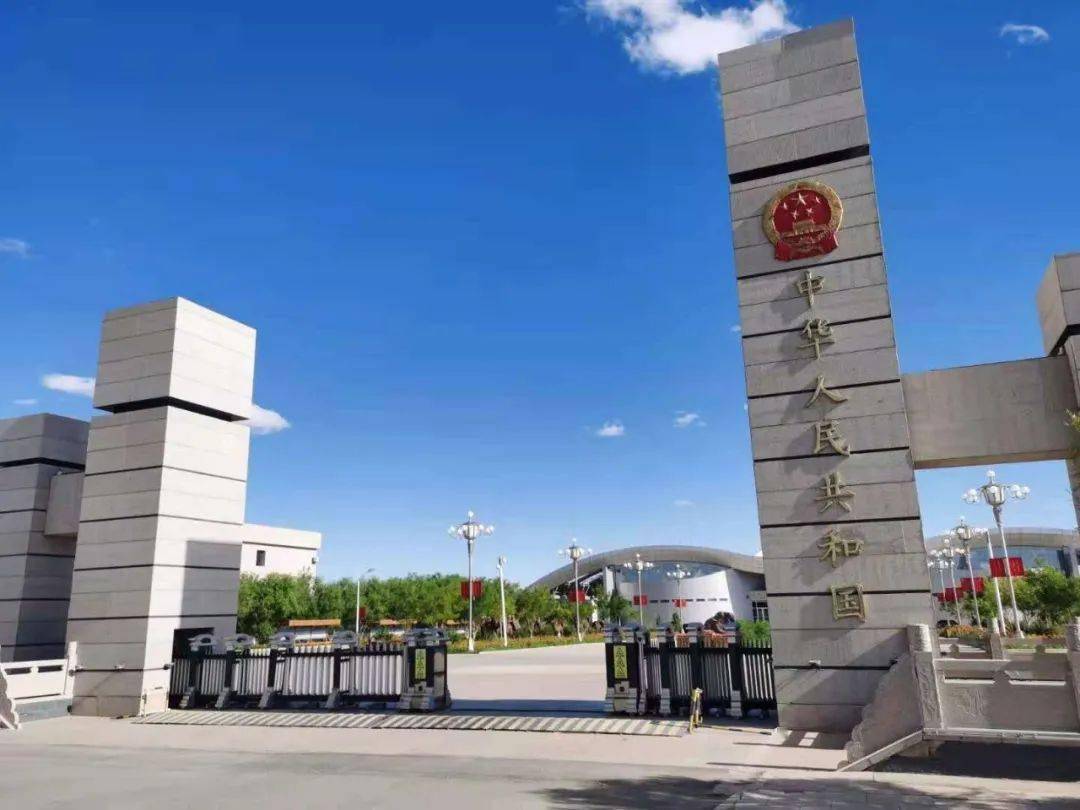 额济纳海关所辖的策克口岸却从荒无人烟逐渐发展成年过货量千万吨级