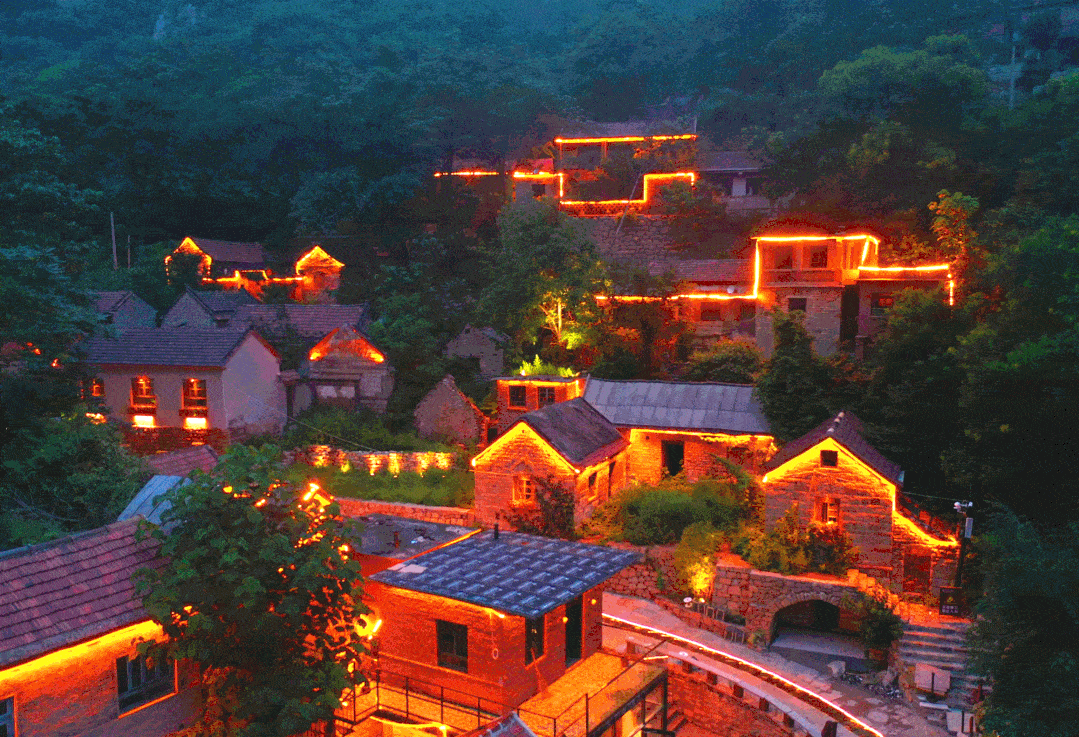 红叶柿岩赏夜景三水源生态旅游度假区星空部落是三水源的特色民宿,在