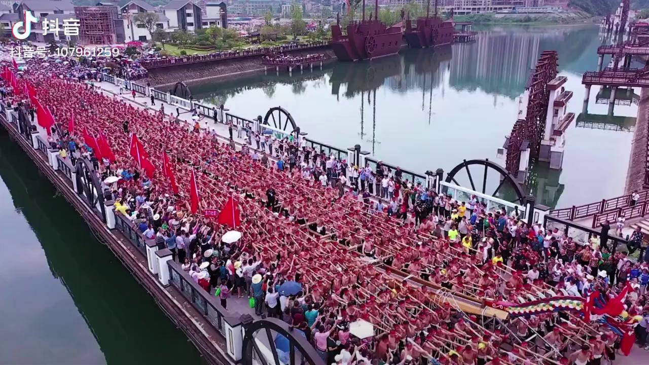 贵州施秉世界最第一长龙舟万人抬龙这个场面太震撼了给我的家乡端午