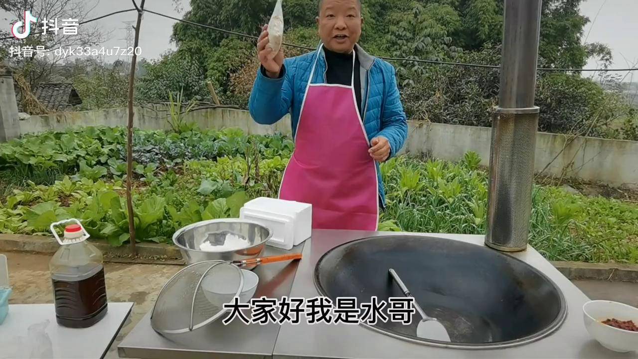 水哥第一次油炸像蛆一樣的蟲子看著不舒服但好吃又營養