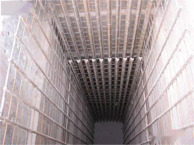 钢筋接头一般采用闪光对焊焊接,钢筋布置要严格按设计图,要注意受力筋