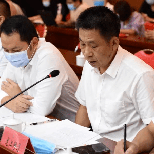 64市人大常委会组成人员,人大代表提出询问64市政府领导莫开奇作
