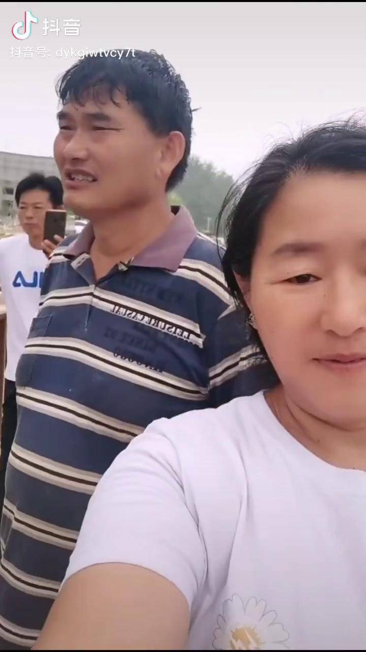 大衣哥幸福的夫妻日常,开心自拍走一个朱之文 朱之文大衣哥