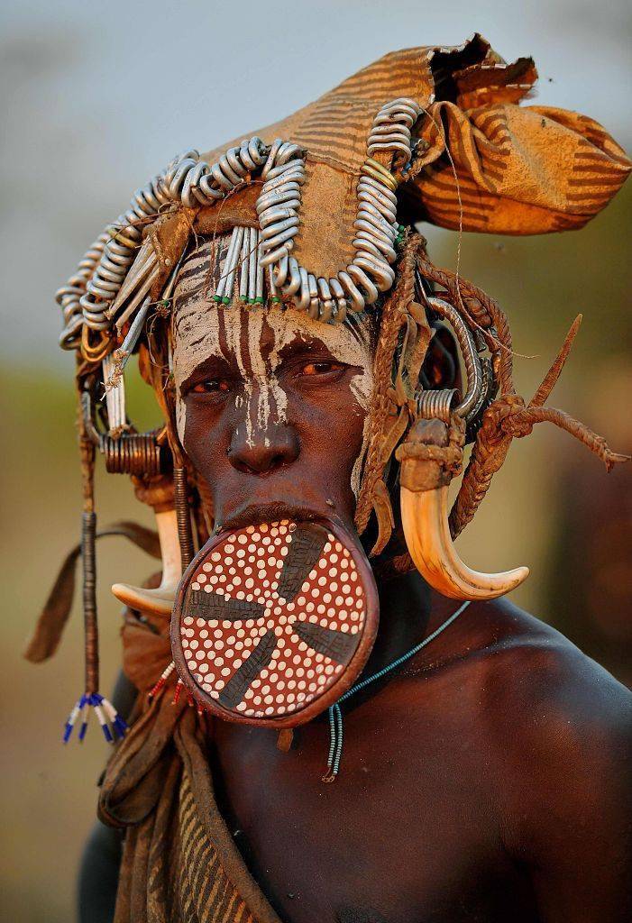 埃塞俄比亚金卡,莫西族妇女带着传统唇盘(来源:视觉中国)
