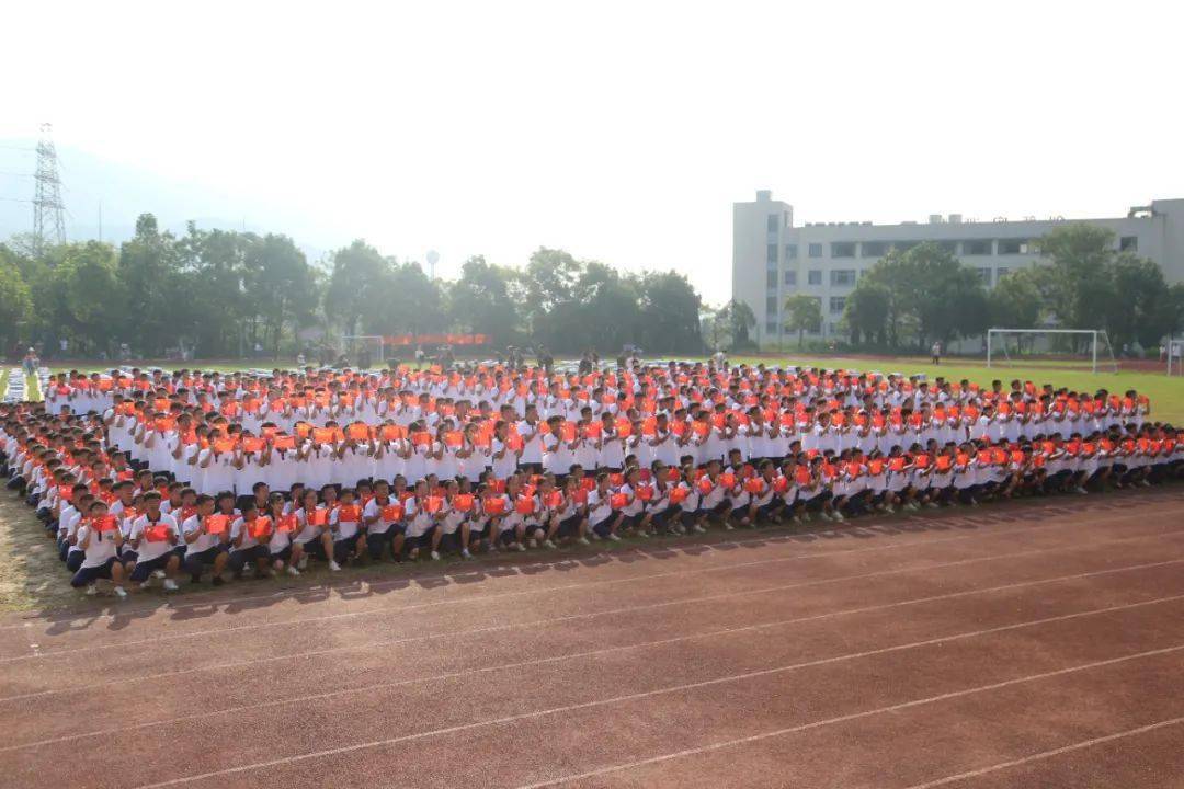 军训时间:2021年8月23日-8月28日军训服装:军训期间学生统一穿校服