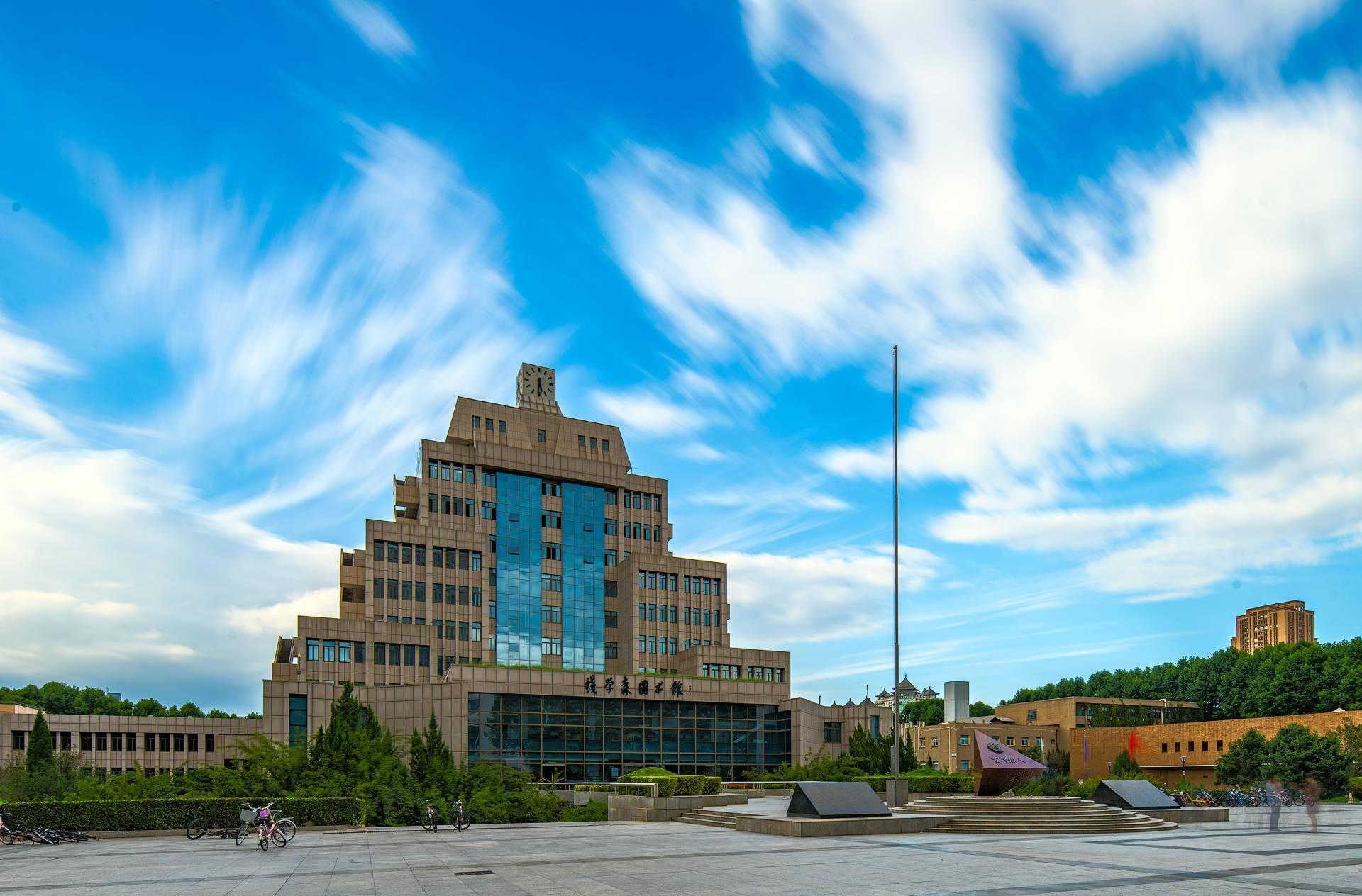 西安交通大学杰出校友蒲忠杰,张月娥伉俪秉持饮水思源,回馈社会,培养