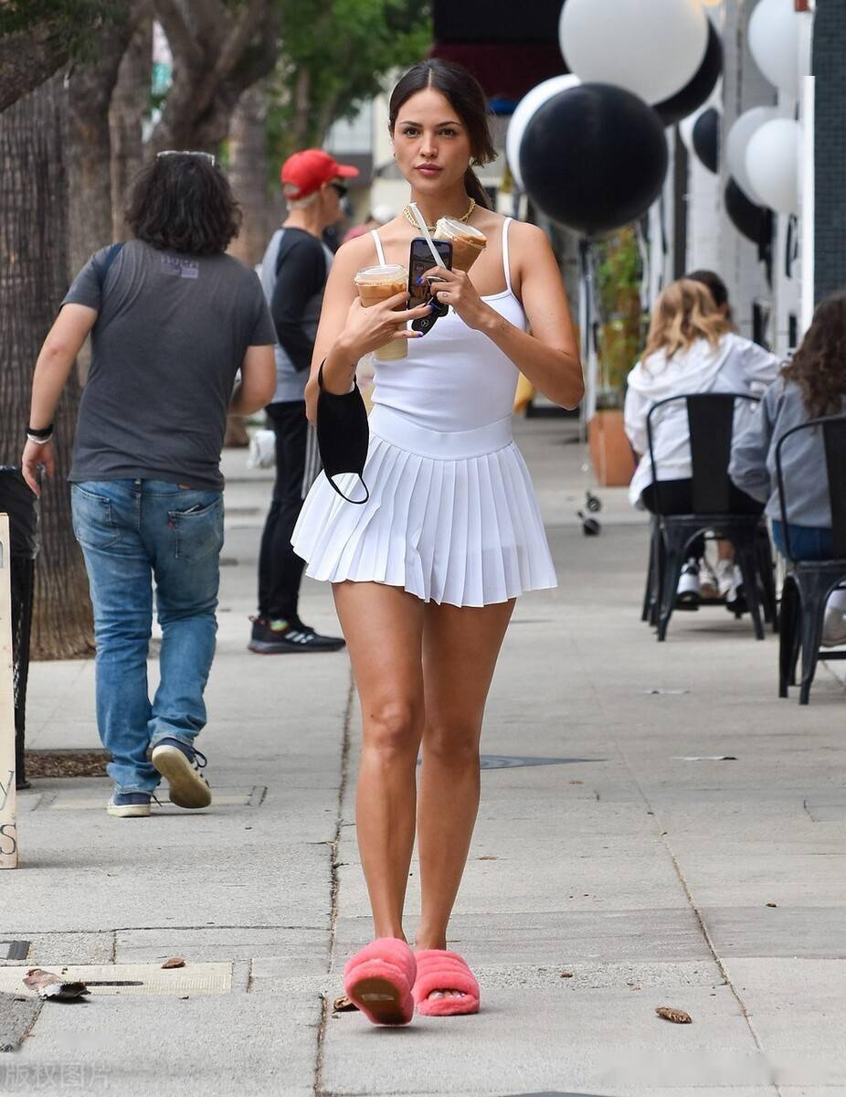 当地时间2021年8月18日,美国洛杉矶,墨西哥演员艾莎·冈萨雷斯现身