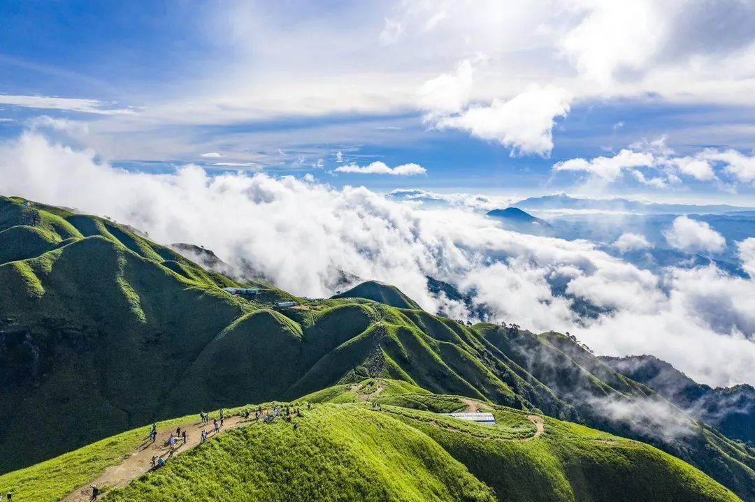 江西武功山游记 | 迷雾与小雨中的山巅探险 🧭