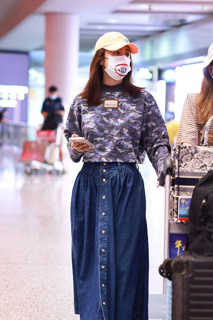 Not|刘芸穿迷彩T恤牛仔半裙 头戴棒球帽温婉文艺