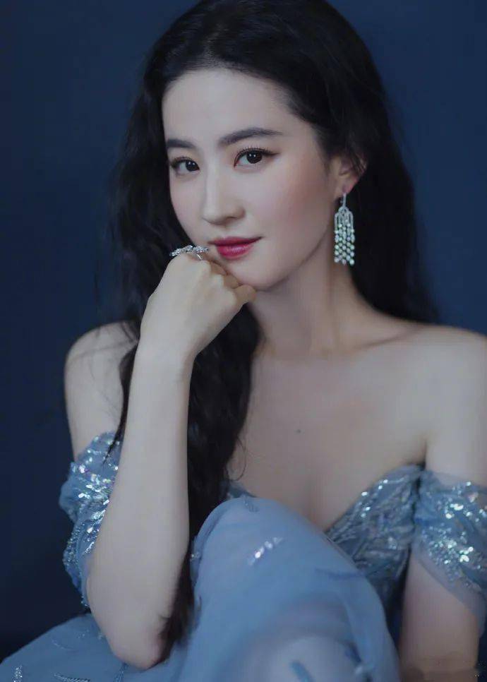 人间|LISA染回金发，人间芭比又回来了！