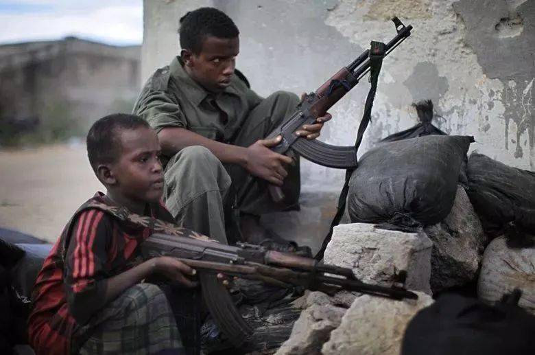 现代战争下的童真在20世纪90年代的非洲内战期间,童军的影响力上升到