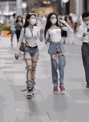 长衫|运动裤球鞋配长衫,这就是潮流圣地太古里吗?梁龙看了都自愧不如