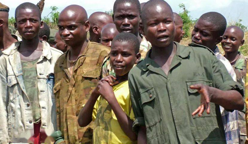 阿富汗局势动荡不安战火下的泰迪熊历史上的童军是谁让孩子们举起了