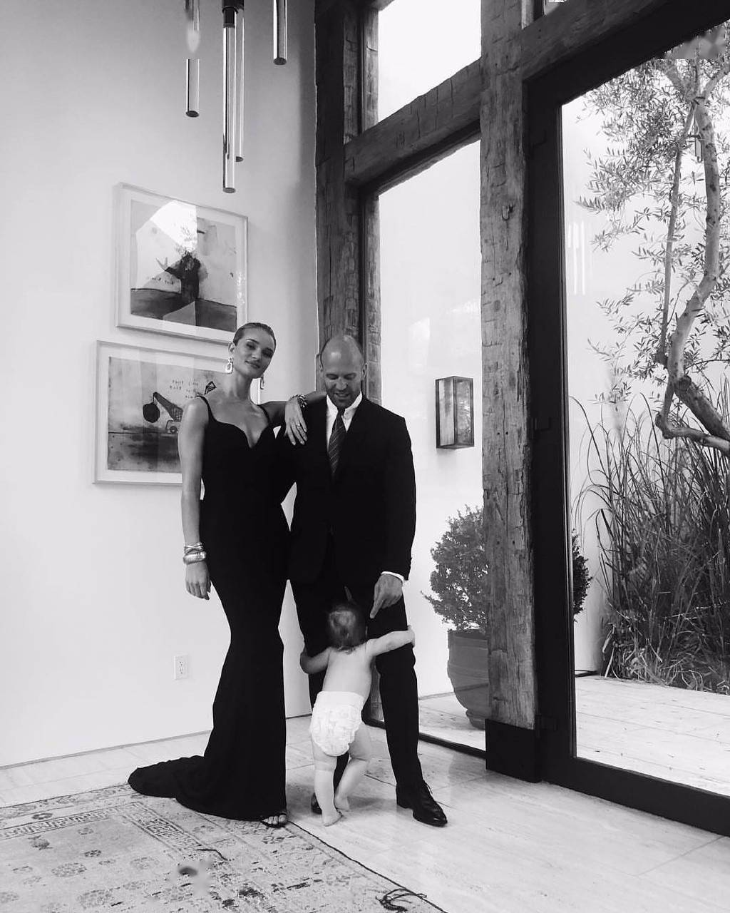 因为|杰森·斯坦森小20岁娇妻罗茜怀二胎 晒巨肚照官宣