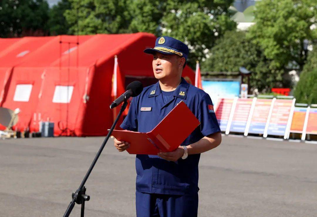 方勇支队长代表全体援豫指战员报告了援豫抗洪抢险救援情况,全体参战