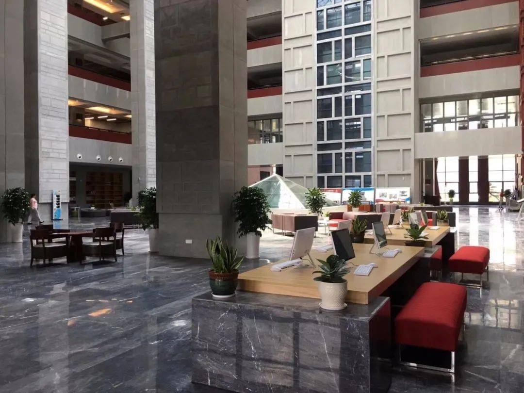 茅台学院图书馆拍了拍你