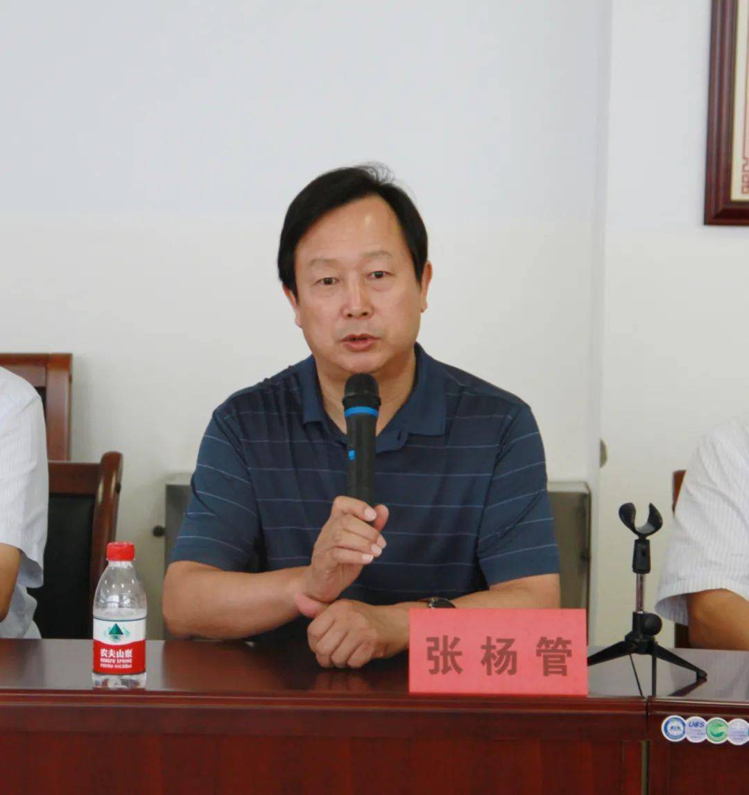 张杨管校长与爱心企业家合影●徐延龙同志代表捐资助学爱心人士发言.