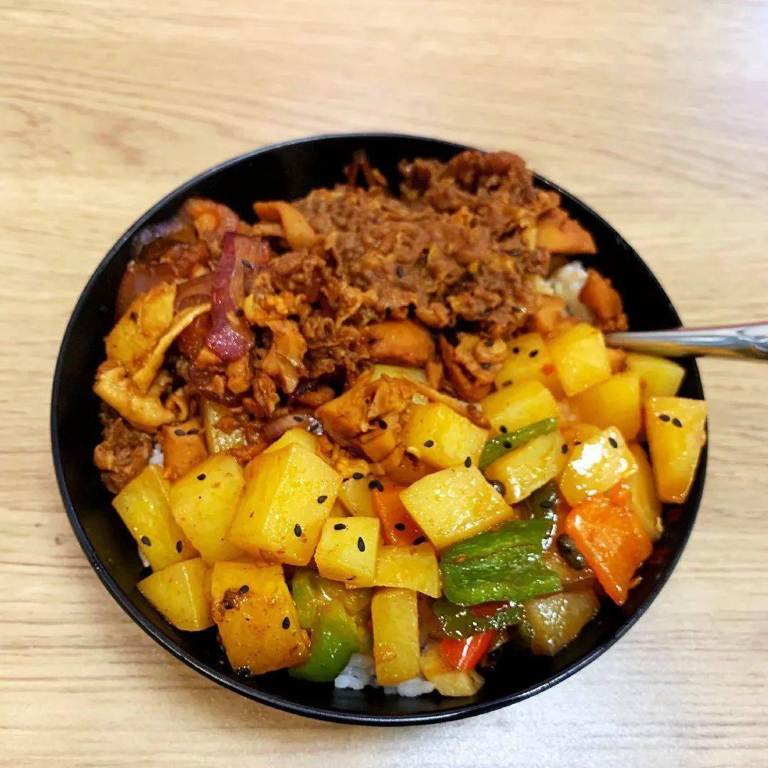 盖浇饭小嘴吧唧吧唧根本停不下来蘸上酱汁的米饭也格外可口炸物带来