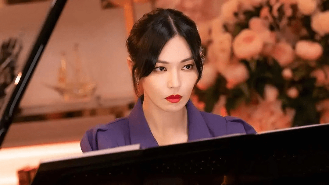 这样的千瑞珍实在是令秀莲厌恶至极,但是秀莲对于千瑞