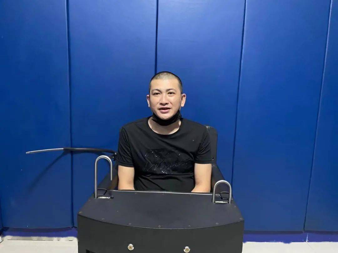 汕尾这些人因不戴头盔无证驾驶被警方带走处理
