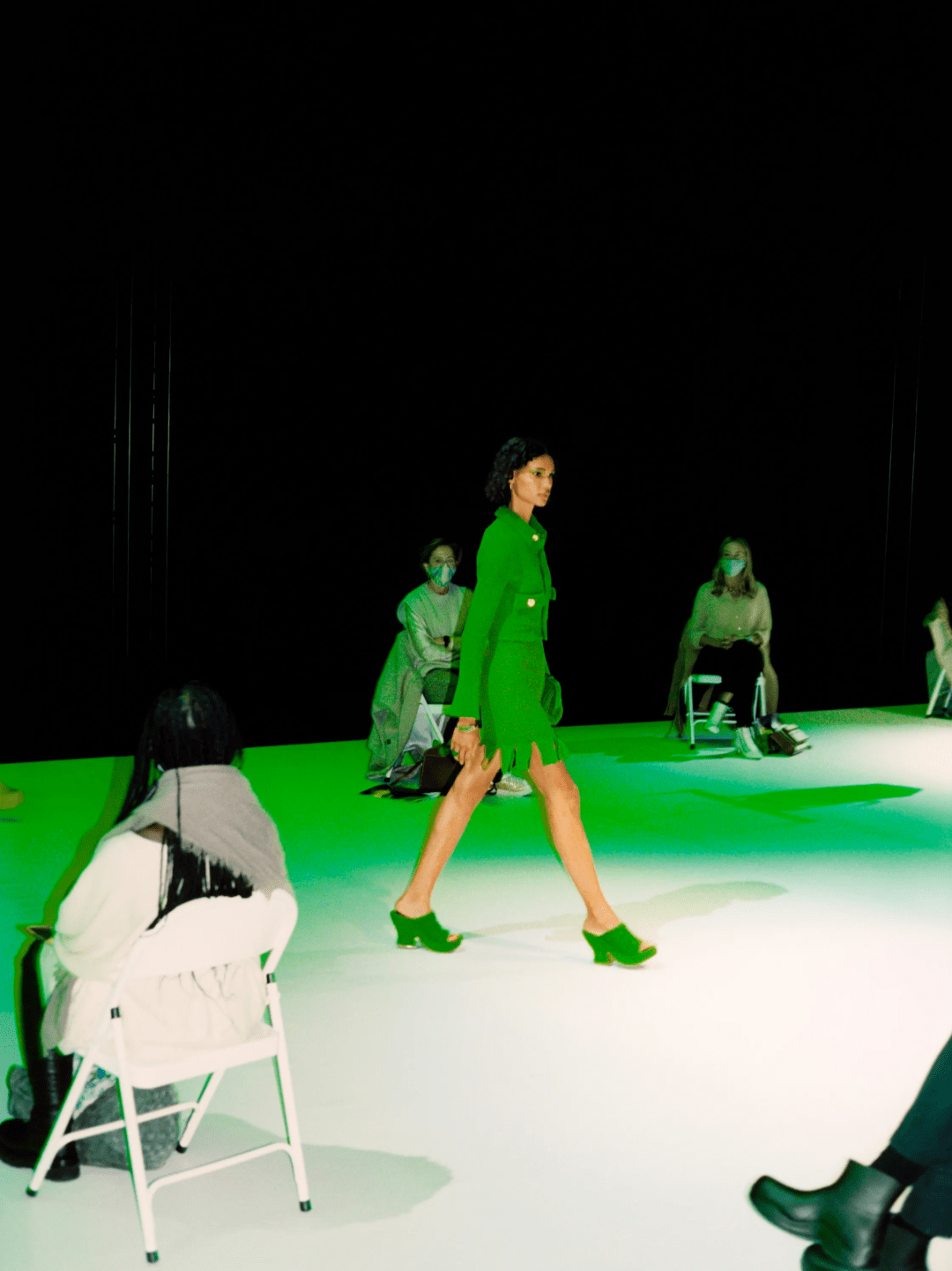 科技|2021年度最火的科技绿色，谁穿谁高级