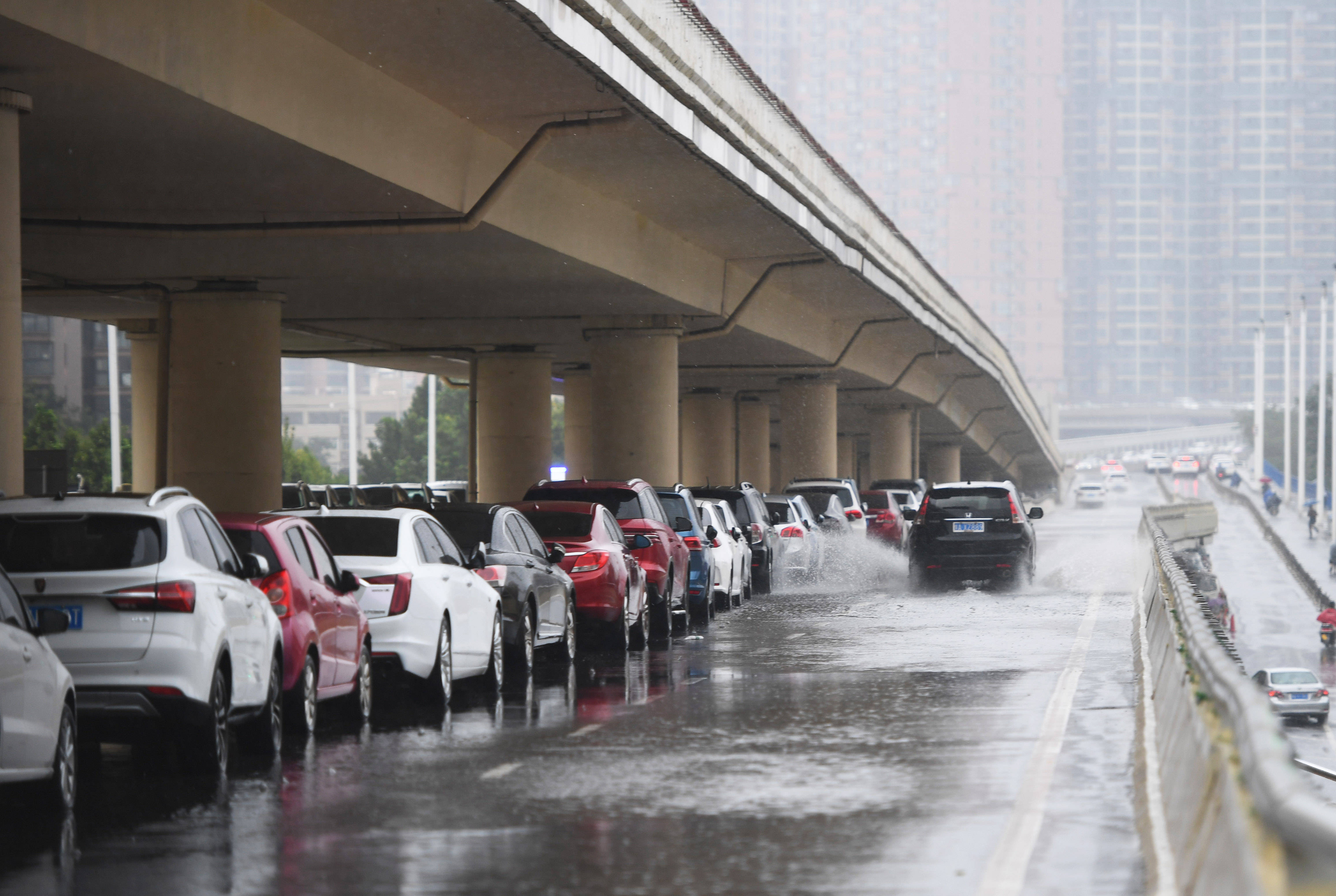 郑州暴雨照片图片