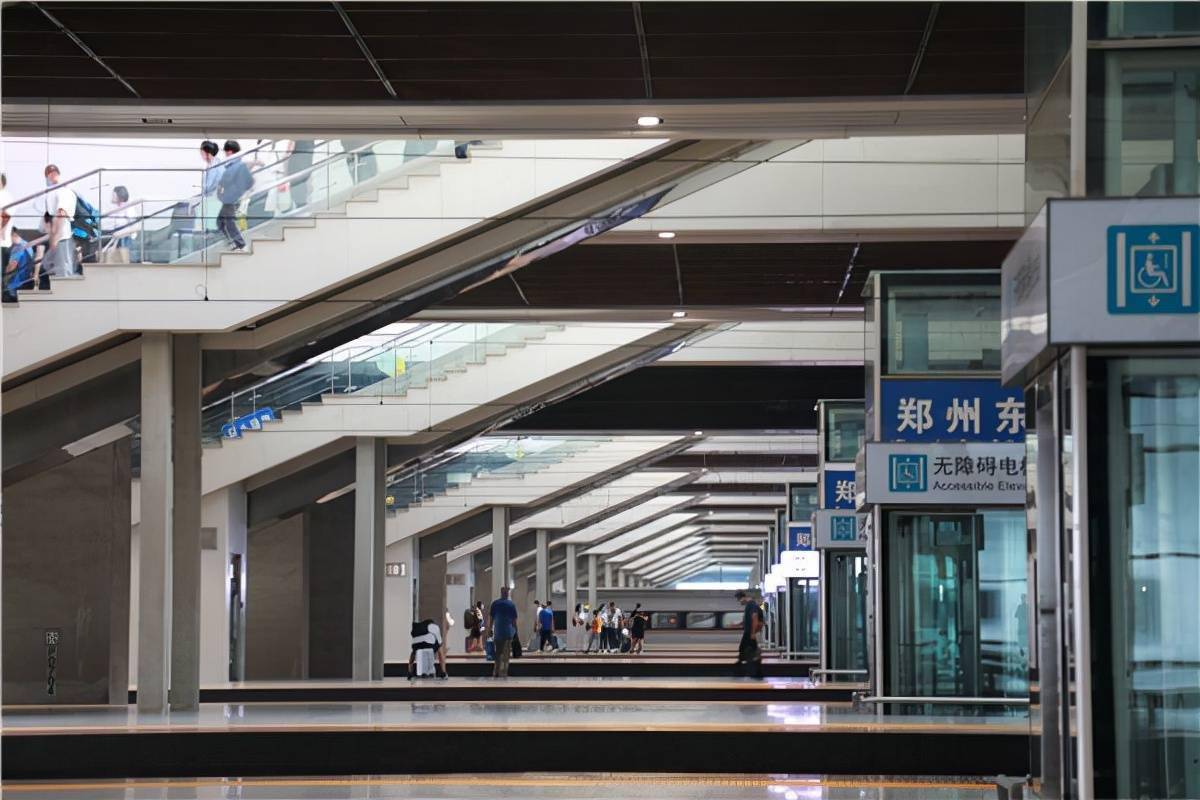 郑州站8月22日停运列车25列,郑州东站停运70列,全力应对强降雨