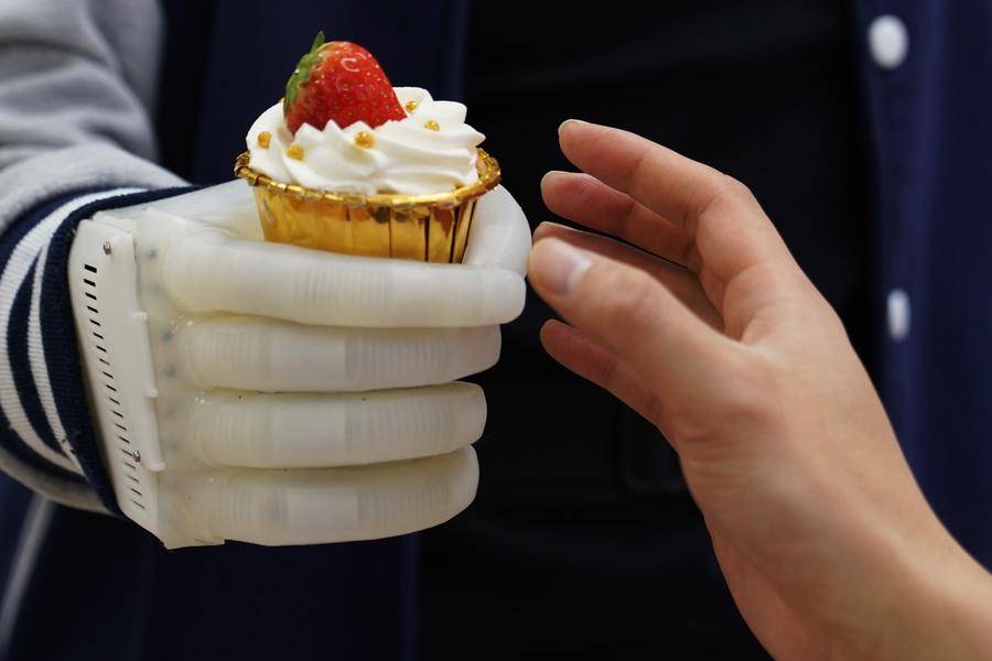 充气|可撸猫、握手、吃蛋糕，上海交大、MIT研发新型智能义肢，重量仅0.5磅