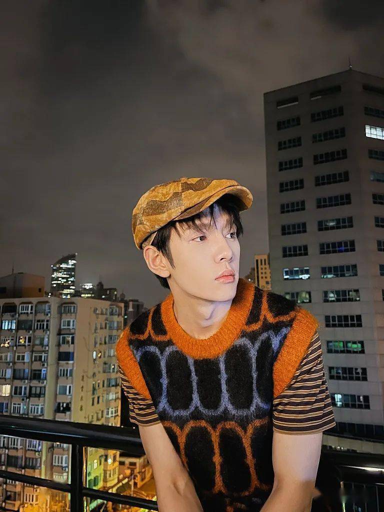 李佳琦写真 戴贝雷帽造型复古摩登